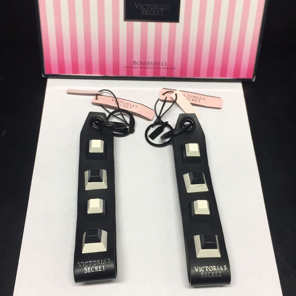 VICTORIA’S SECRET💥BUNDLE 2 PCS KEYS CHAINS